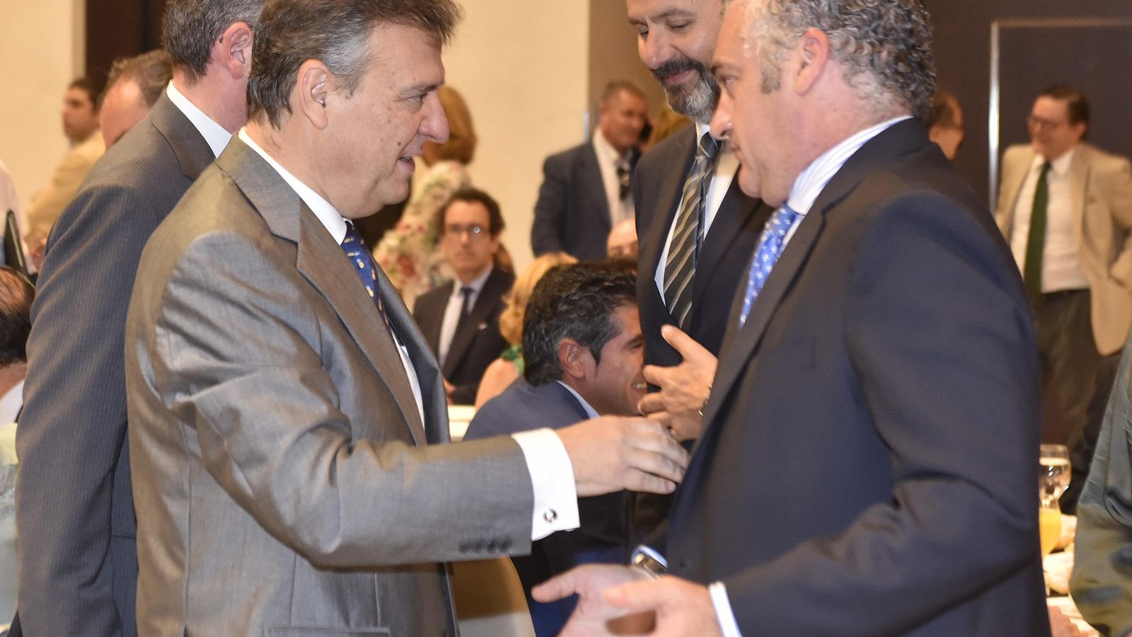 Francisco Arteaga, director general de Endesa en Andalucía, habla con Javier Carnero junto a Narciso Prieto.