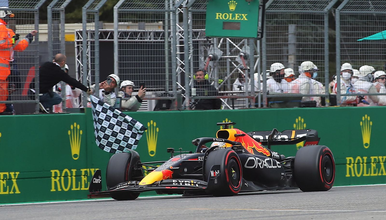 Verstappen pasa con su Red Bull por la línea de meta