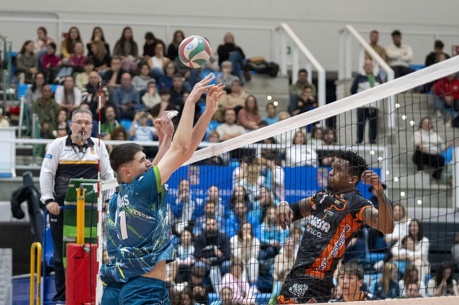 Las imágenes del partido entre Unicaja Costa de Almería y Pamesa Teruel de Superliga de voleibol