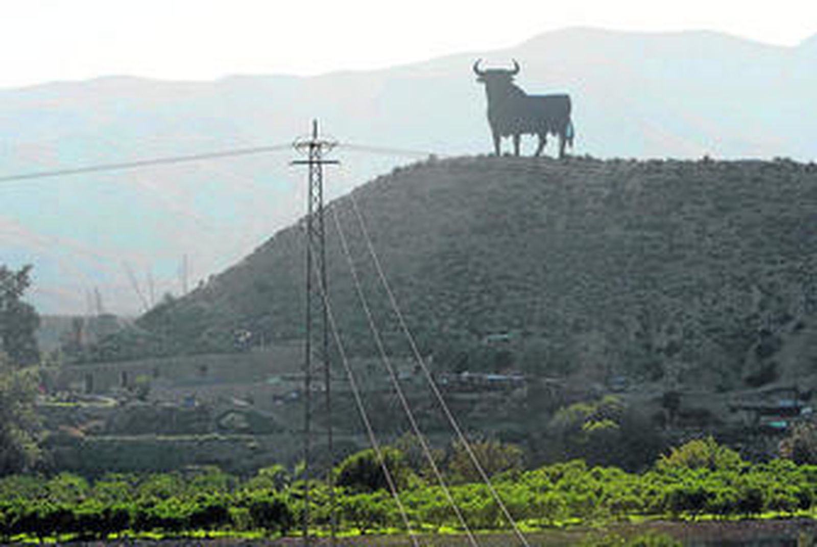 El Toro de Osborne, el principal icono creado por el diseñador portuense Manolo Prieto.