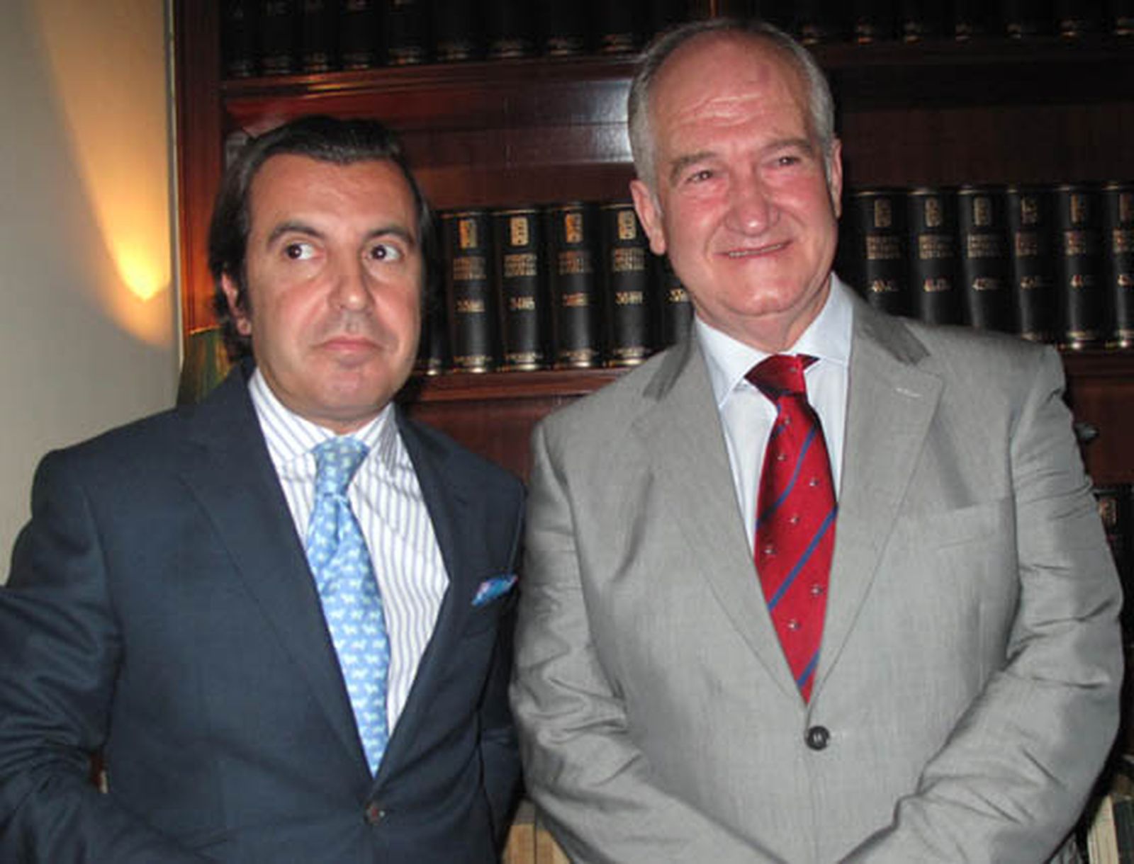 Manolo Vázquez Gago y el escultor e imaginero Luis Álvarez Duarte.

Foto: Victoria Ramírez