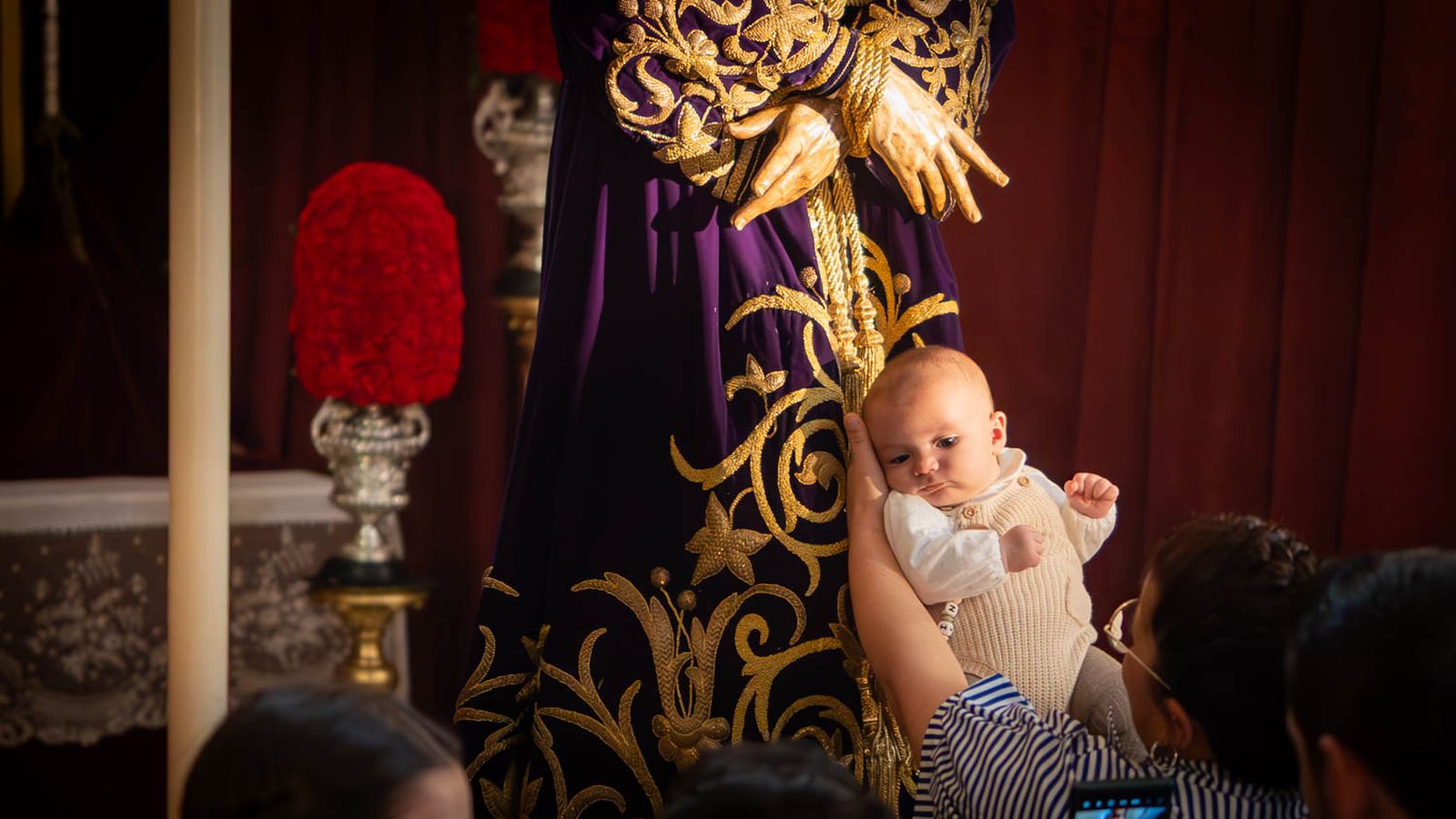 Los besapiés y besamanos del Domingo de Pasión en Jerez, en imágenes