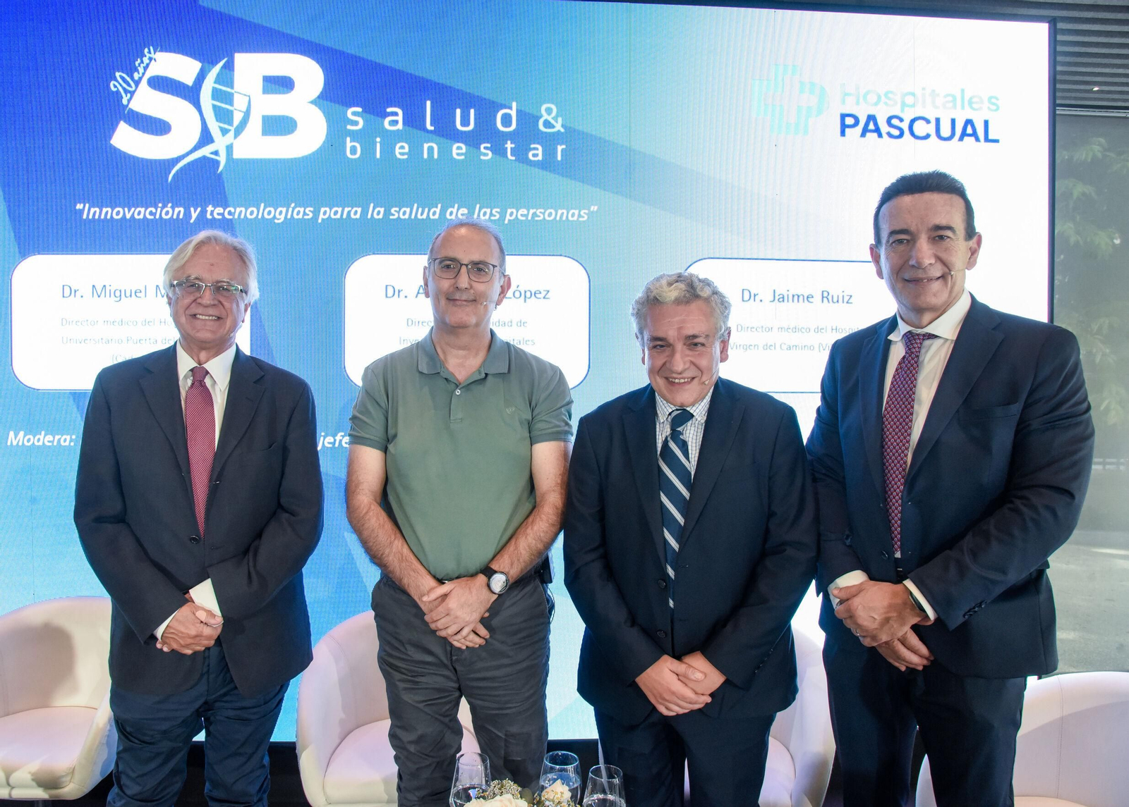 Los doctores Antonio Bascuñana, Alejandro López, Miguel Moya y Jaime Ruiz, ponentes de la mesa ‘El hospital ante algunos retos de futuro’.