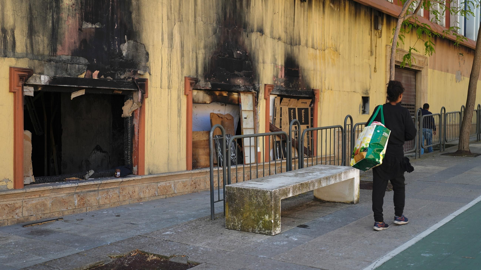 Fotos del edificio abandonado en la avenida Gesto por la Paz de Algeciras una semana después de incendiarse