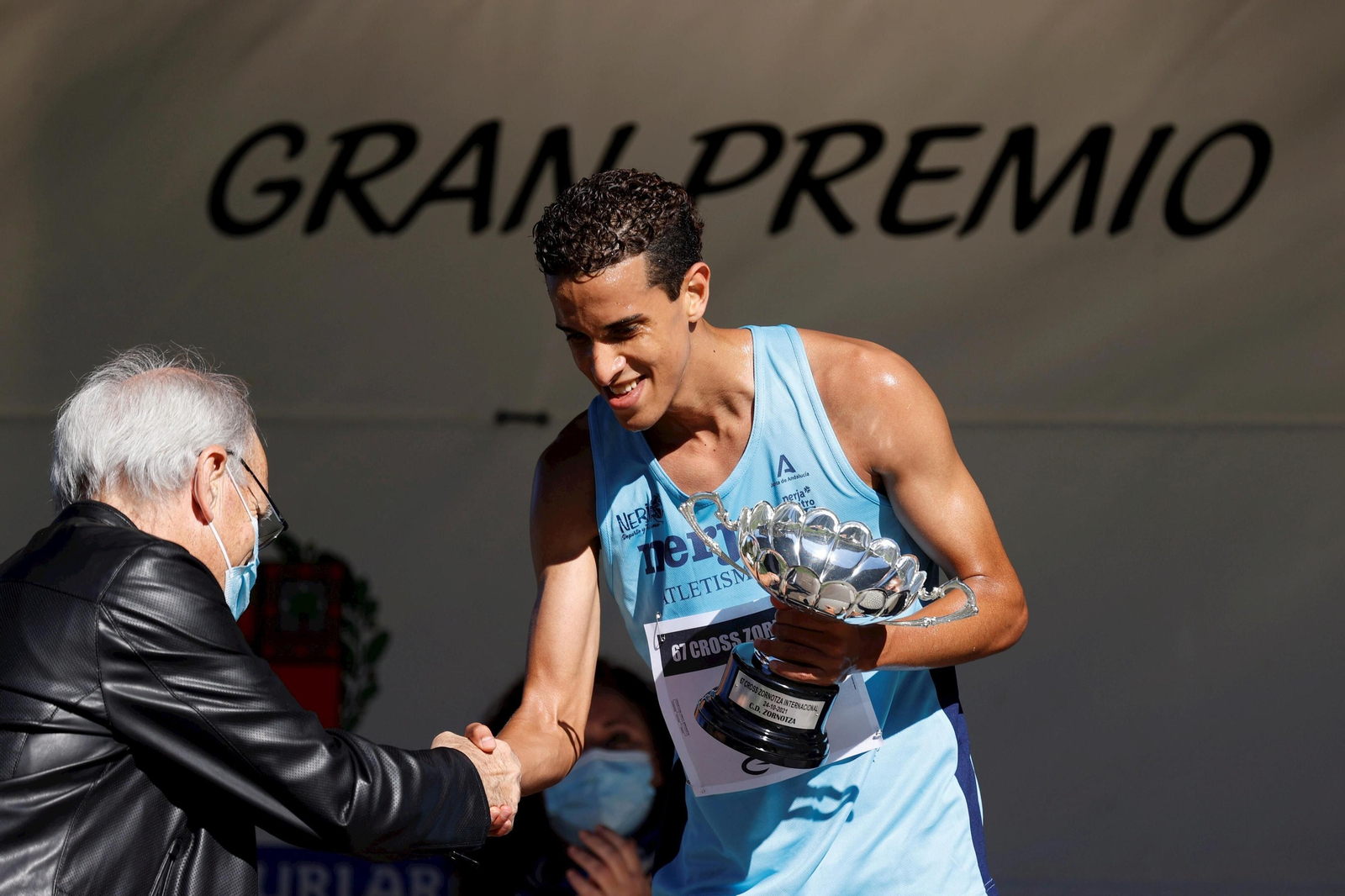 Ouassim Oumaiz recibe su trofeo. Ouassim Oumaiz recibe su trofeo.