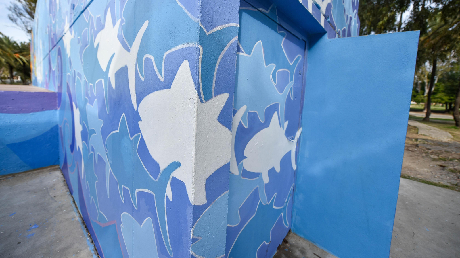 El mural de Jorge Caballero en el Parque Princesa Sofía de La Línea, en imágenes