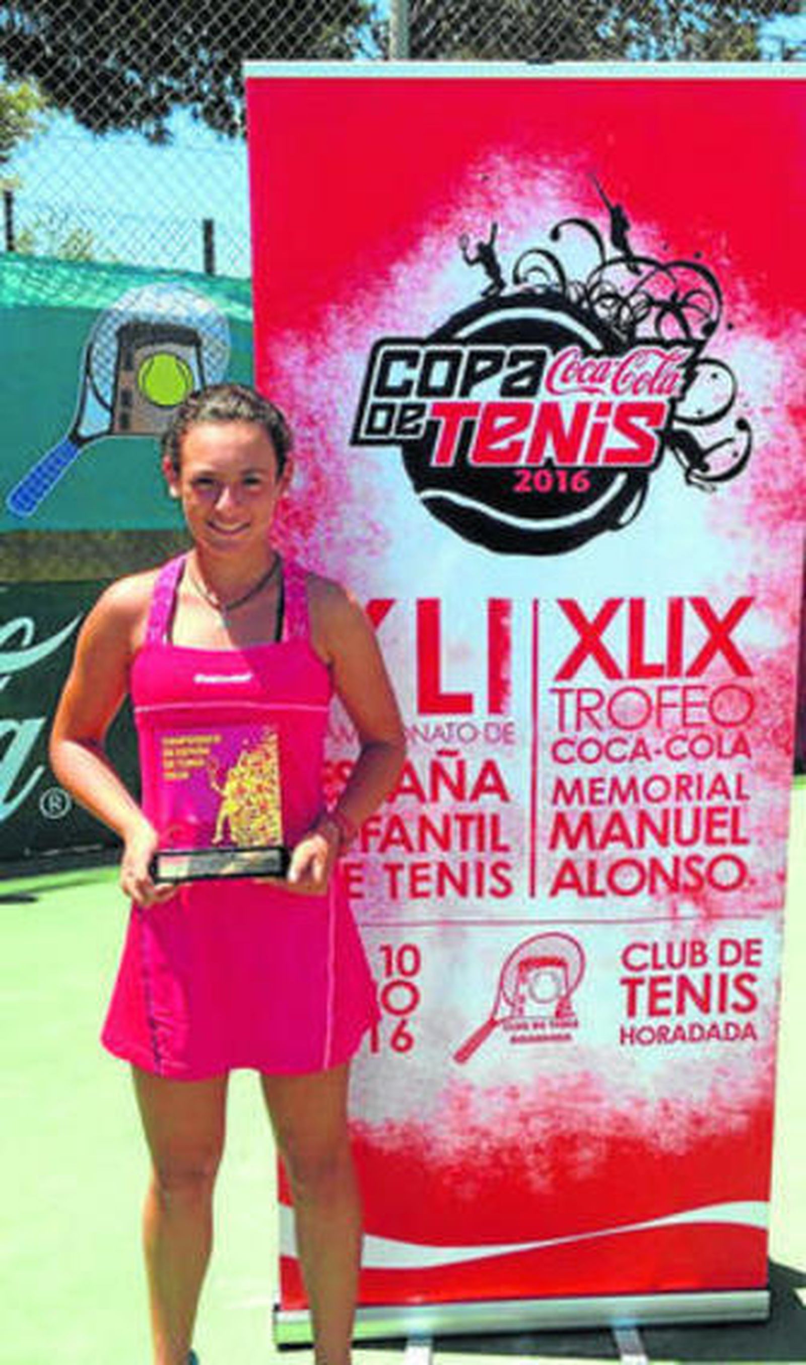 La tenista ejidense, con su título de campeona de España.