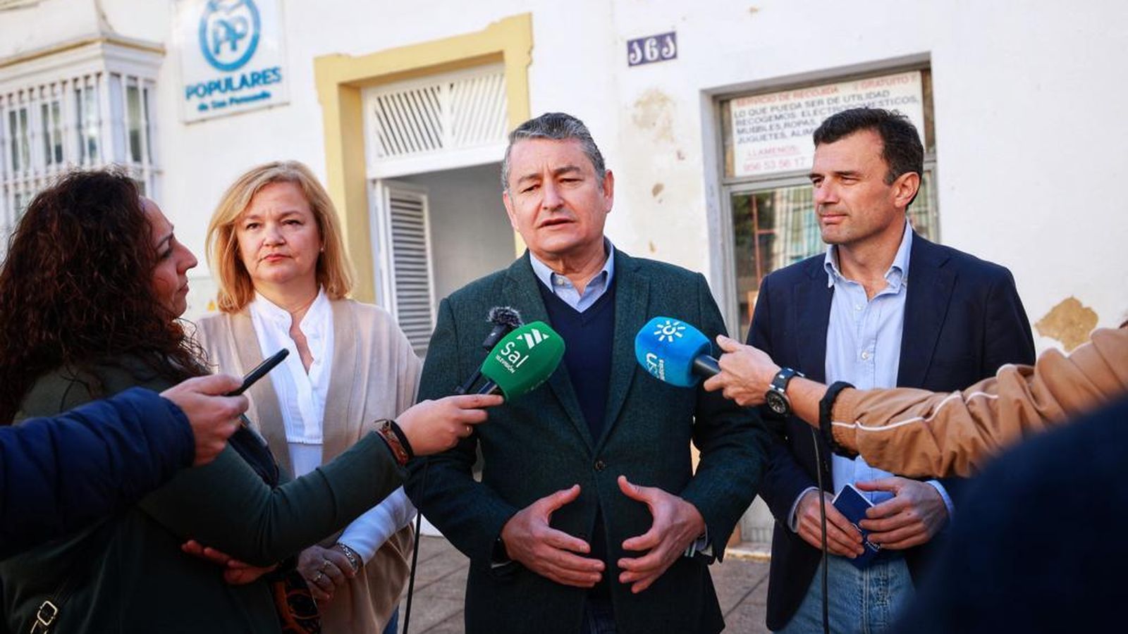 Antonio Sanz, junto a Bruno García y a María José de Alba, este domingo en San Fernando.