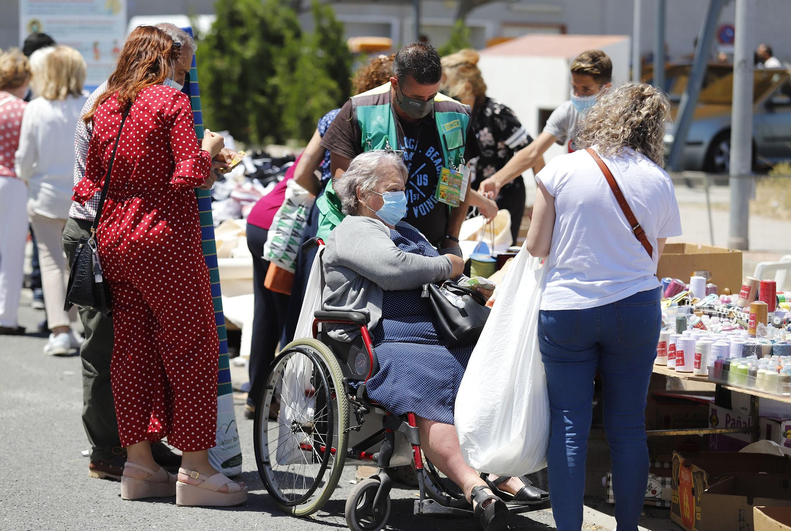 Imágenes del Mercadillo de Huelva en su nueva ubicación