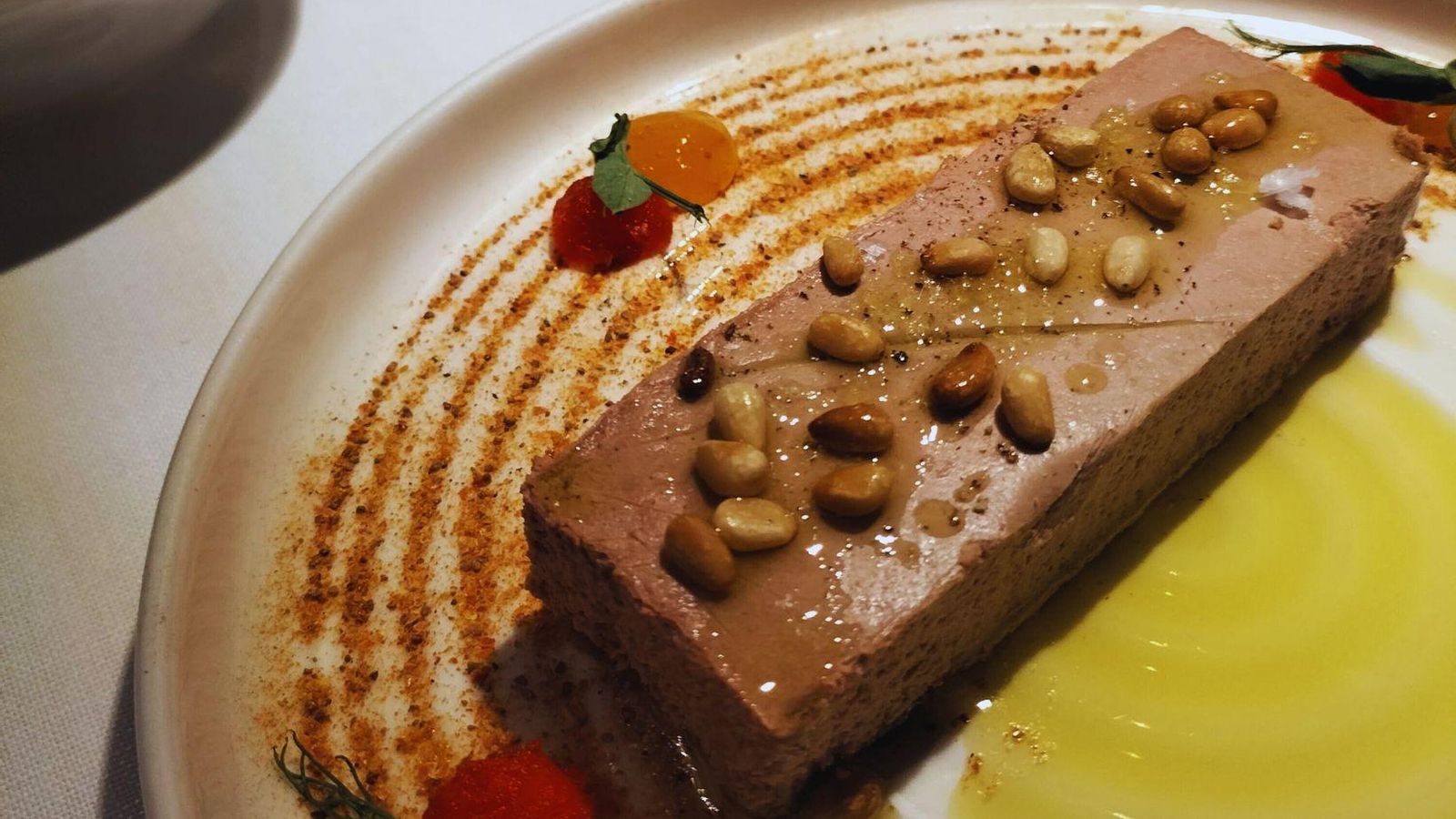 Paté de royal de perdiz y foie con chutney de albaricoque y polvo de tomate Paté de royal de perdiz y foie con chutney de albaricoque y polvo de tomate