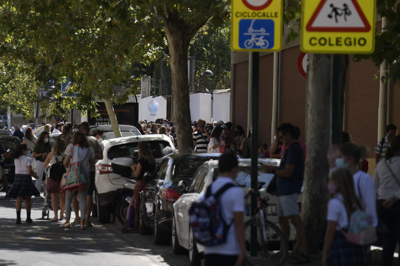 La aglomeración de padres a la salida de los niños, el punto débil de la vuelta al colegio en Granada