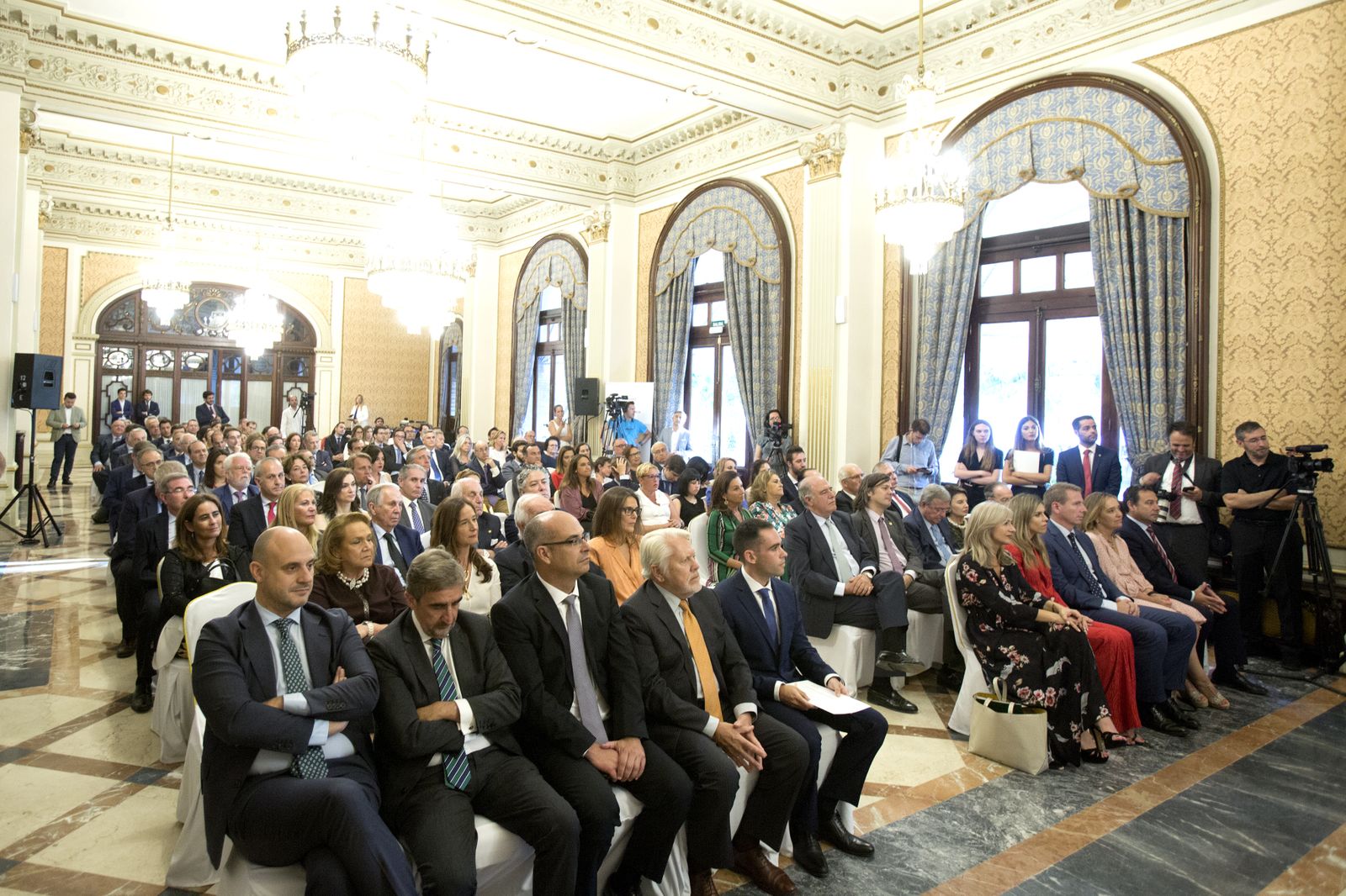 Las imágenes de la entrega de la Beca Manuel Olivencia