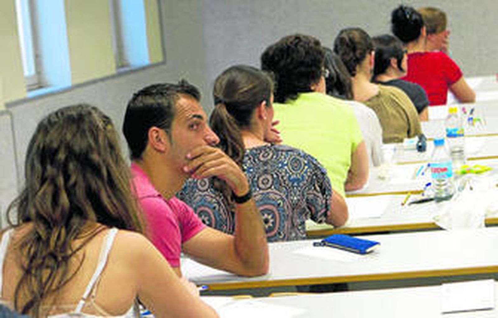 Aspirantes al cuerpo de maestros momentos antes de realizar la prueba escrita de las oposiciones.