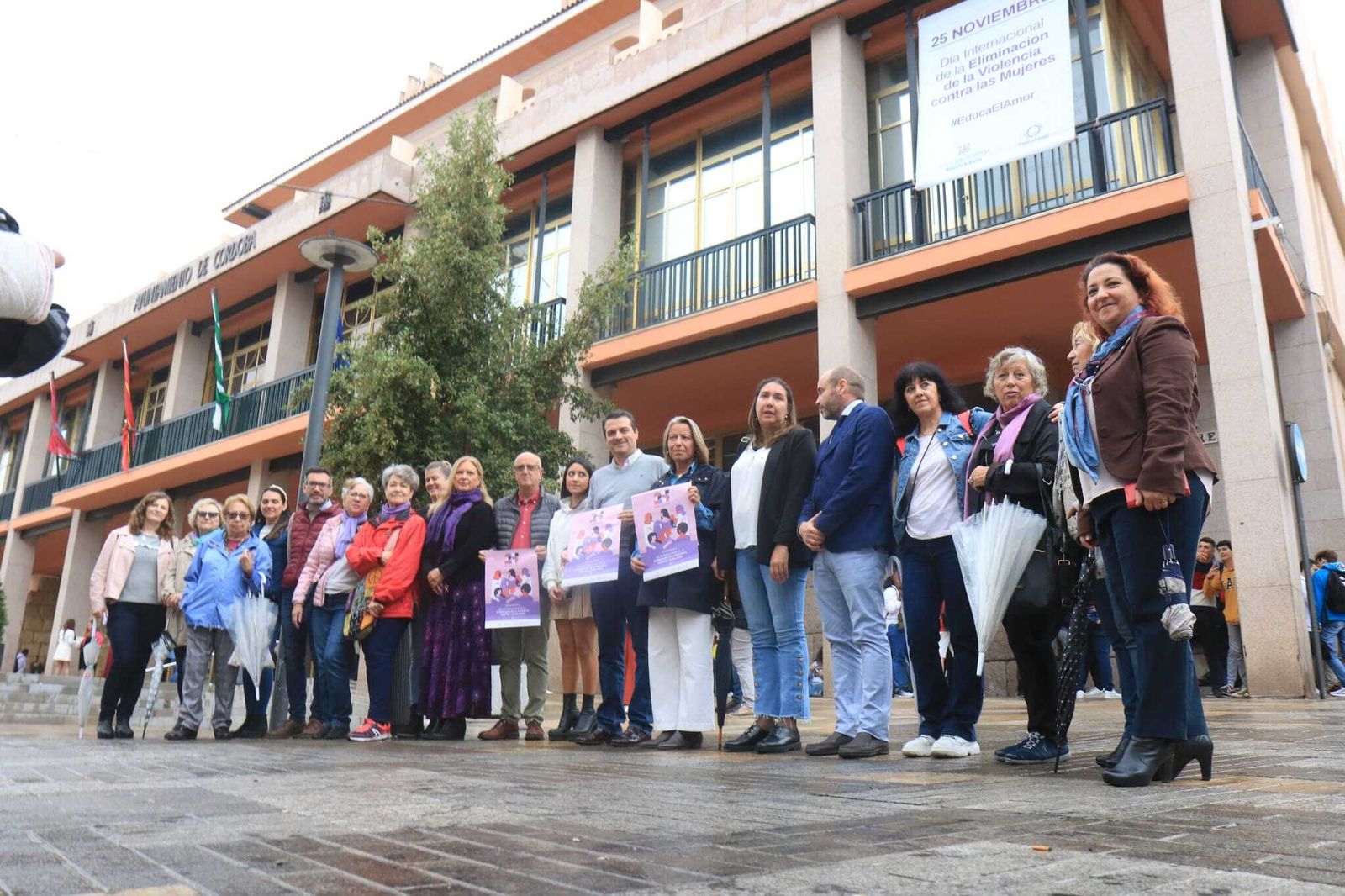 Dirigentes institucionales en el despliegue de la lona del 25N en el Ayuntamiento de Córdoba.