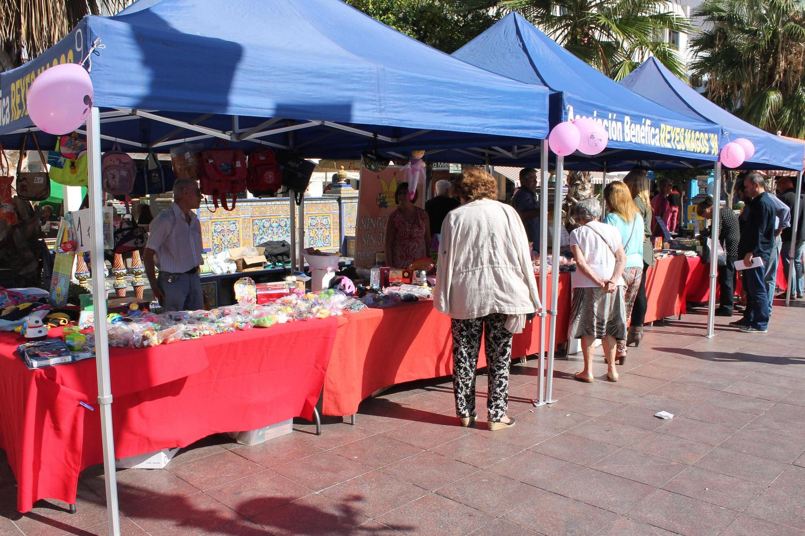Mercadillo de la asocaciación Reyes Magos 98 en la Plaza Alta.