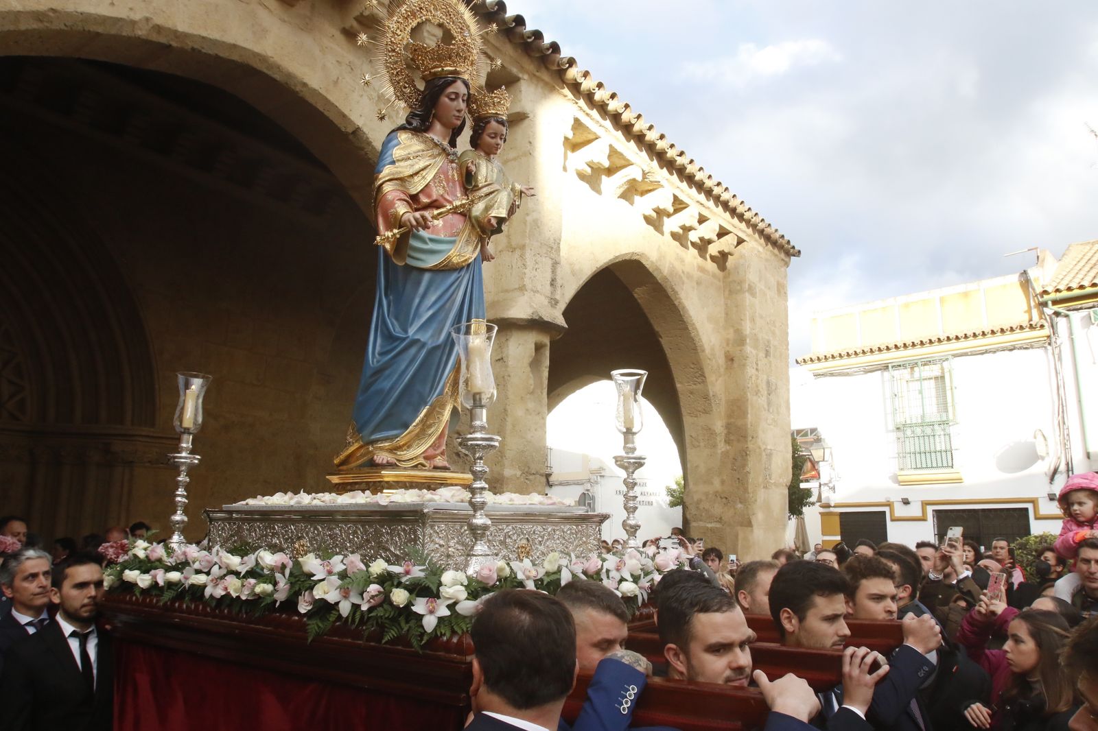 El traslado de María Auxiliadora de Córdoba tras su restauración, en imágenes