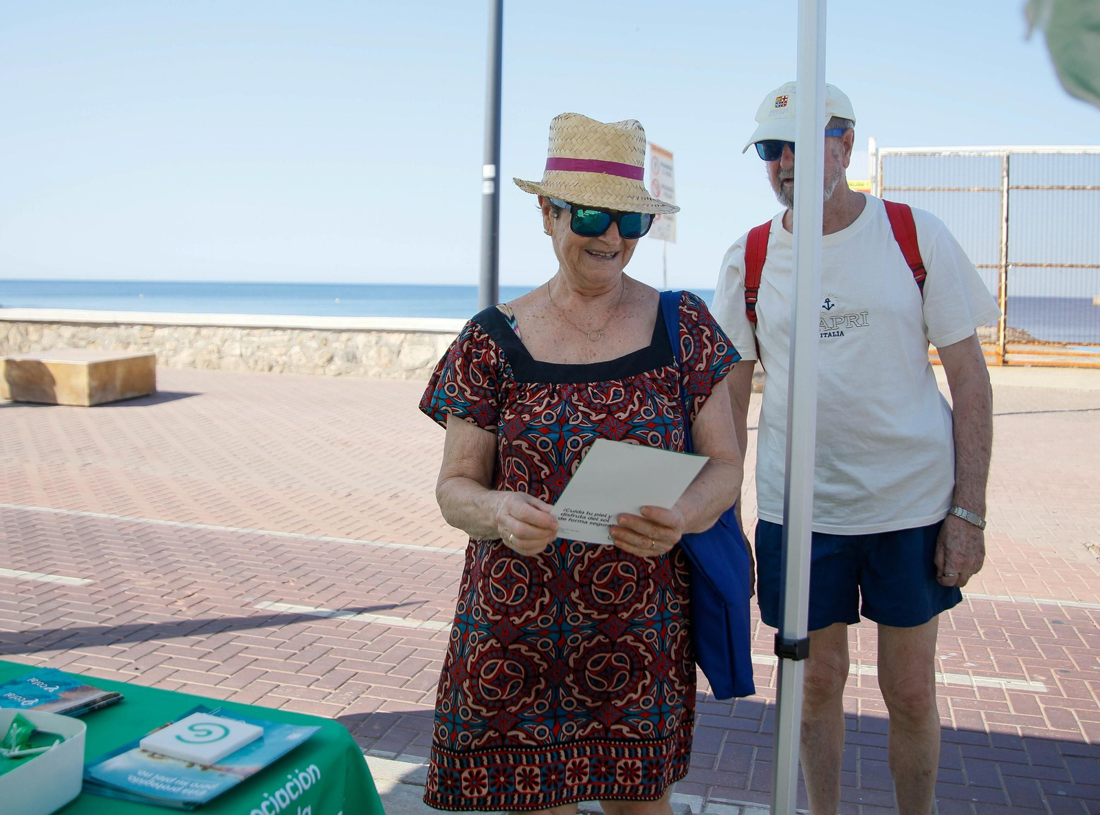 Las imágenes de la carpa informativa sobre prevención del cáncer de piel en Almería