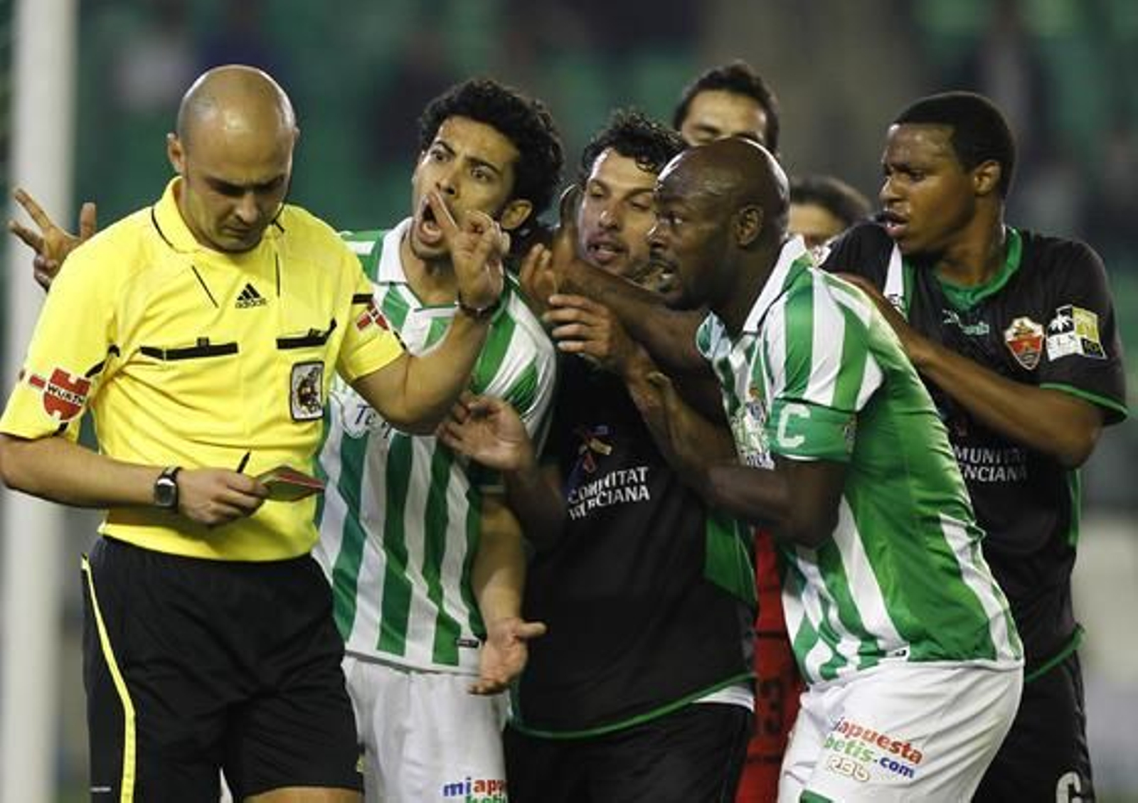 El Betis pierde en casa, con el Elche (1-4), su cuarto partido seguido. / Antonio Pizarro