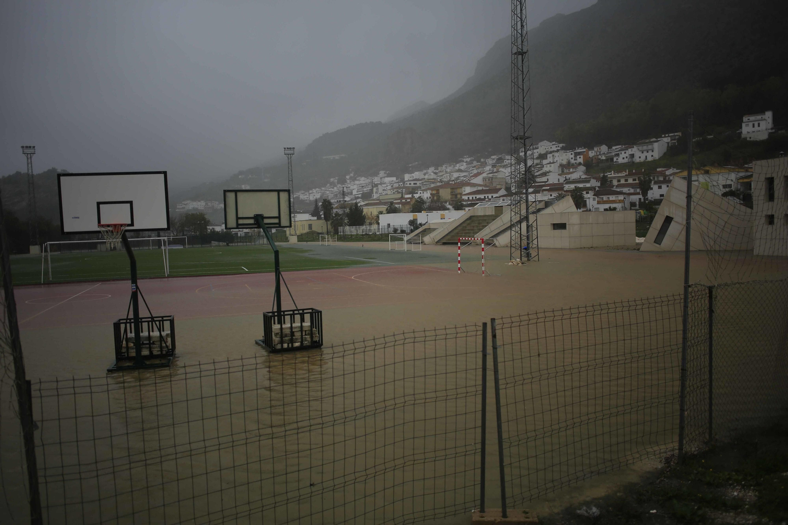 El campo de fútbol de Benaoján anegado de agua.