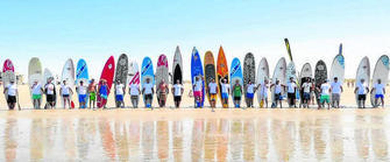 Los participantes en la categoría open sénior, con sus tablas en la orilla momentos antes de tomar la salida.