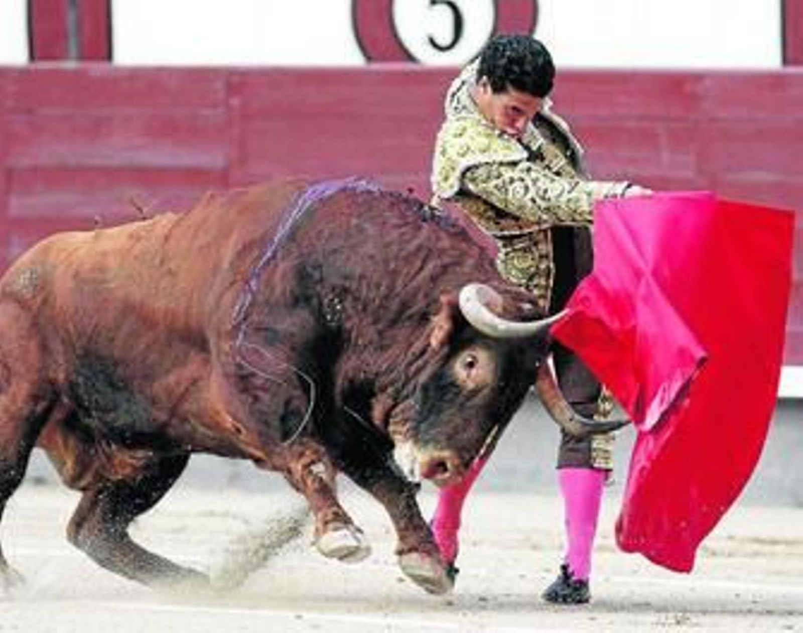 Morenito de Aranda, en un pase de pecho al tercer toro. Morenito de Aranda, en un pase de pecho al tercer toro.