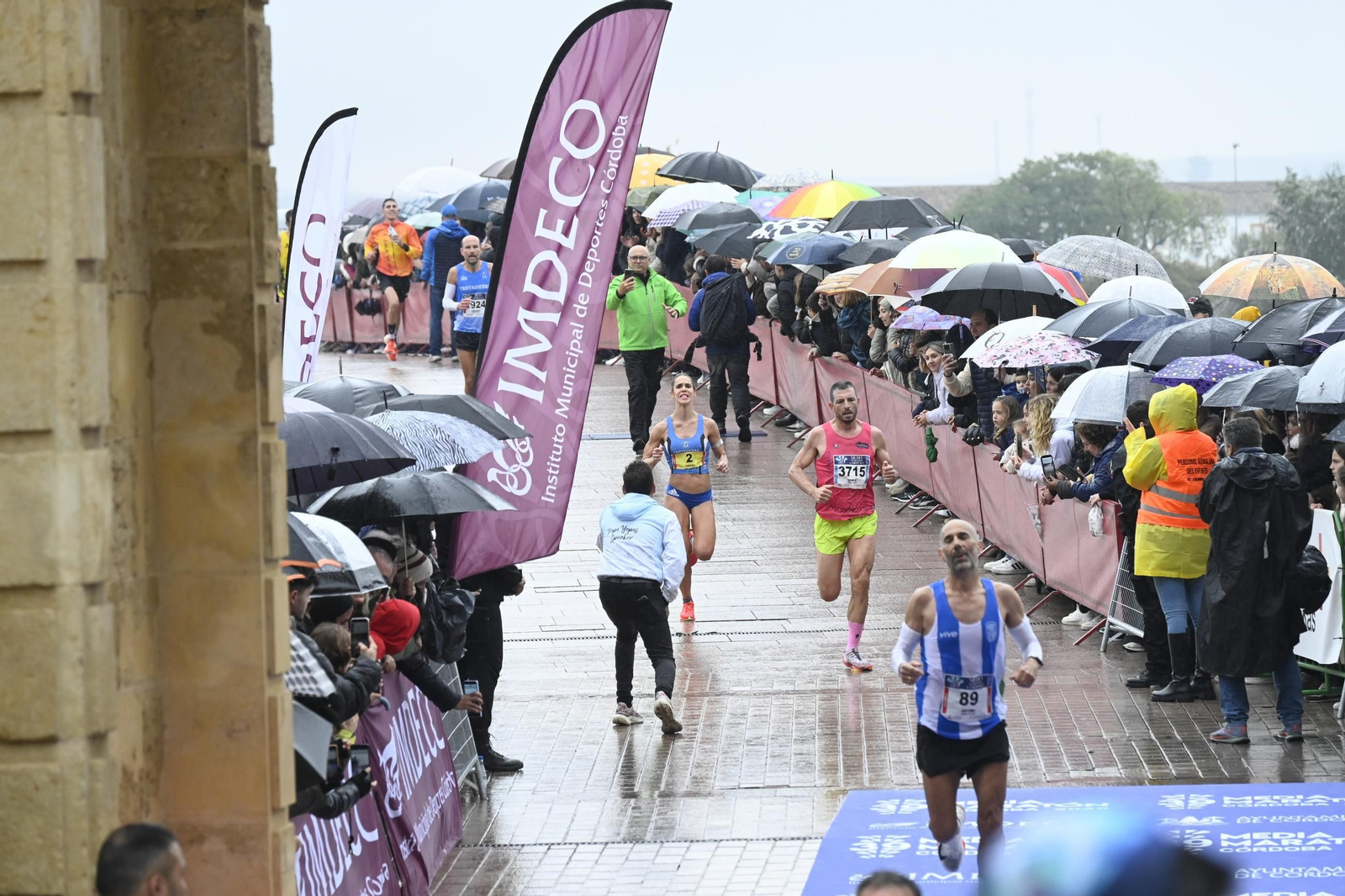 Emoción en la Puerta del Puente: las fotos de la línea de meta en la Media Maratón de Córdoba 2025