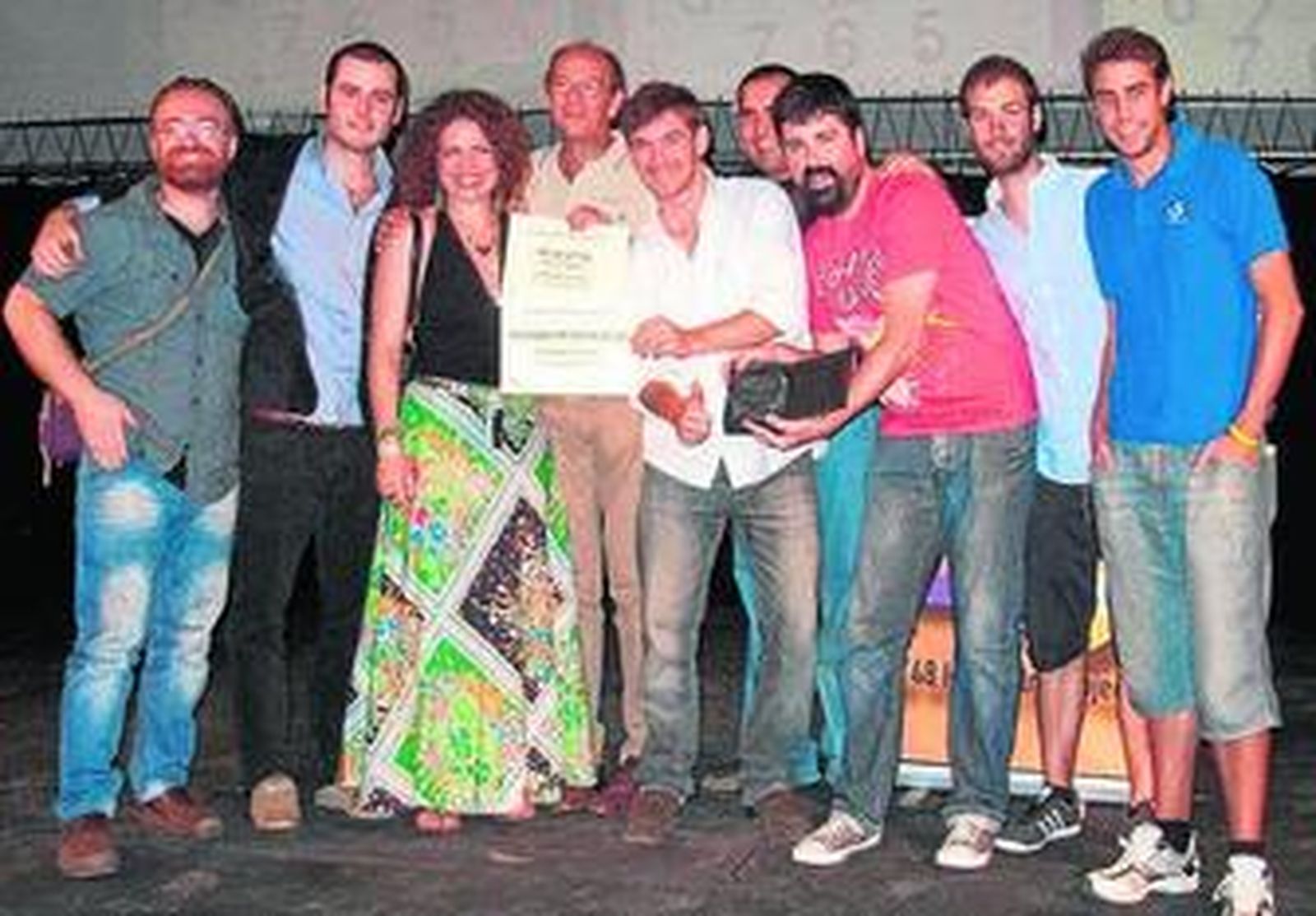 Miembros de la productora y los actores con los diplomas recibidos.