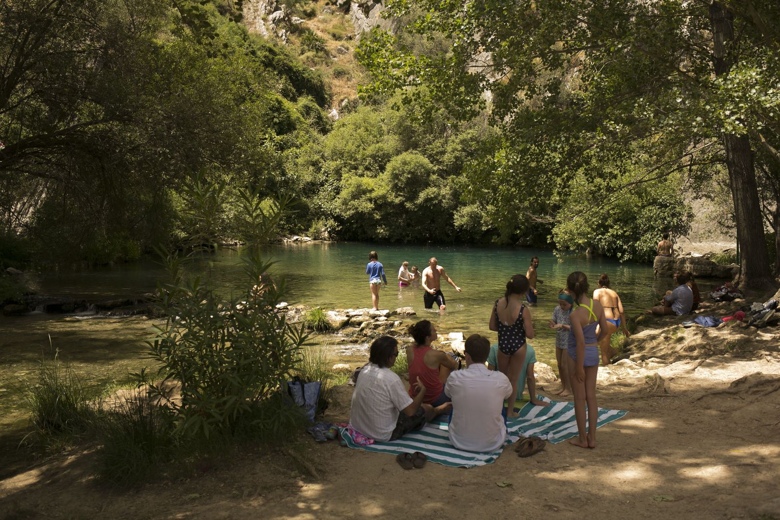 Bañistas en el lago situado junto a la entrada de la Cueva del Gato.