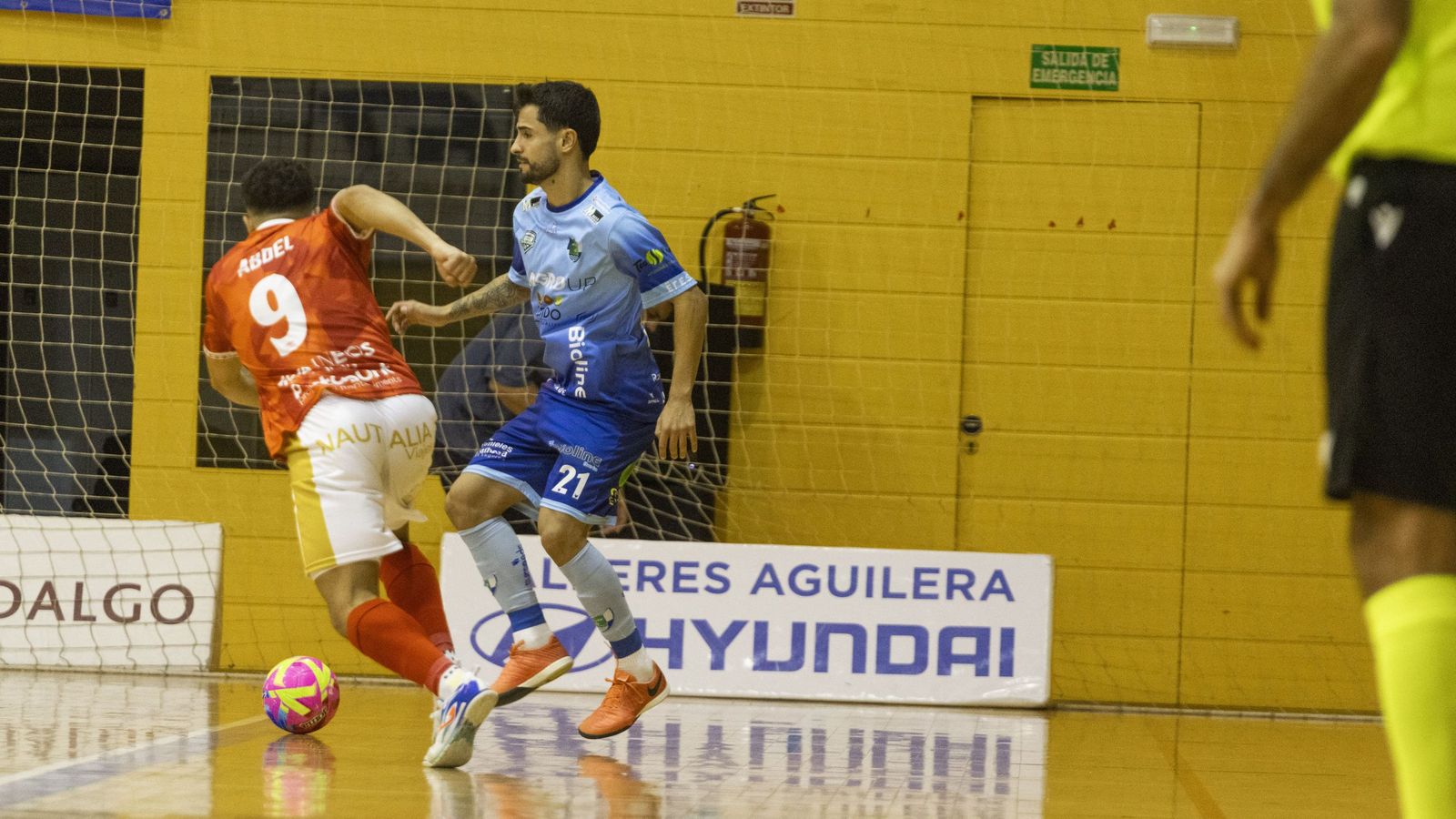 Beto conduce el balón ante la presión de un rival durante un encuentro en casa de esta temporada.