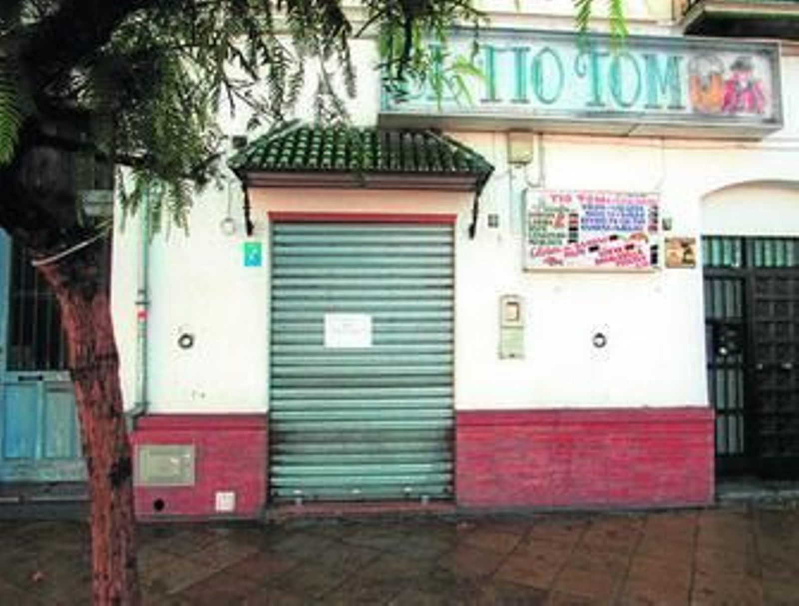 1. El bar Tío Tom, en el que trabajaba la víctima y cuyo dueño dirigía una red de tráfico de cocaína que se descubrió tras el hallazgo del cadáver. 2. Un coche, precintado por la Policía en la puerta de la casa donde ocurrieron los hechos. 3. Un agente de la Policía Científica examina la puerta de la vivienda.