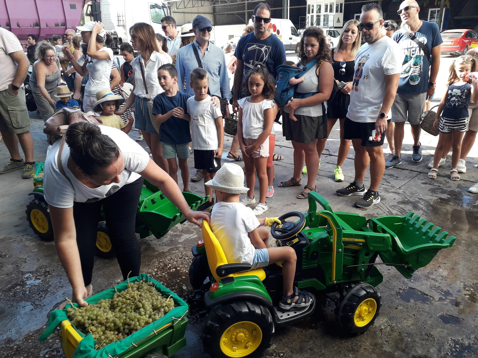 La primera vendimia infantil de Montilla, en imágenes