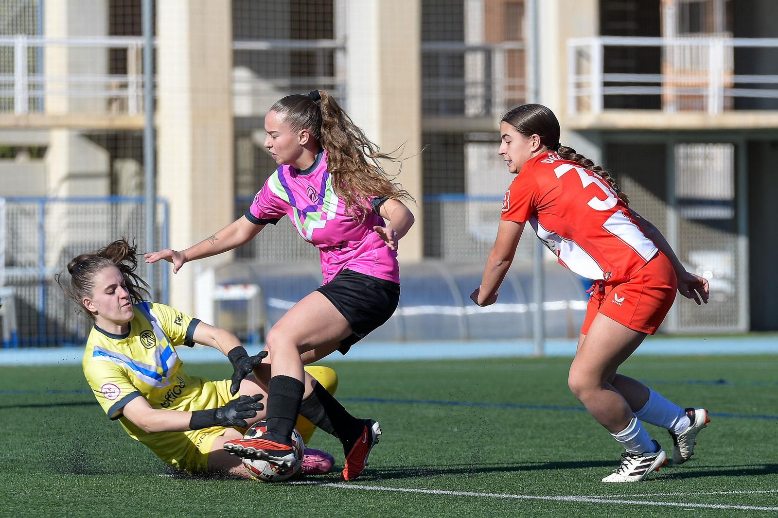 La rojiblanca Ángela Cañadas disputa un balón ante la salida de la guardameta en un choque de esta temporada.