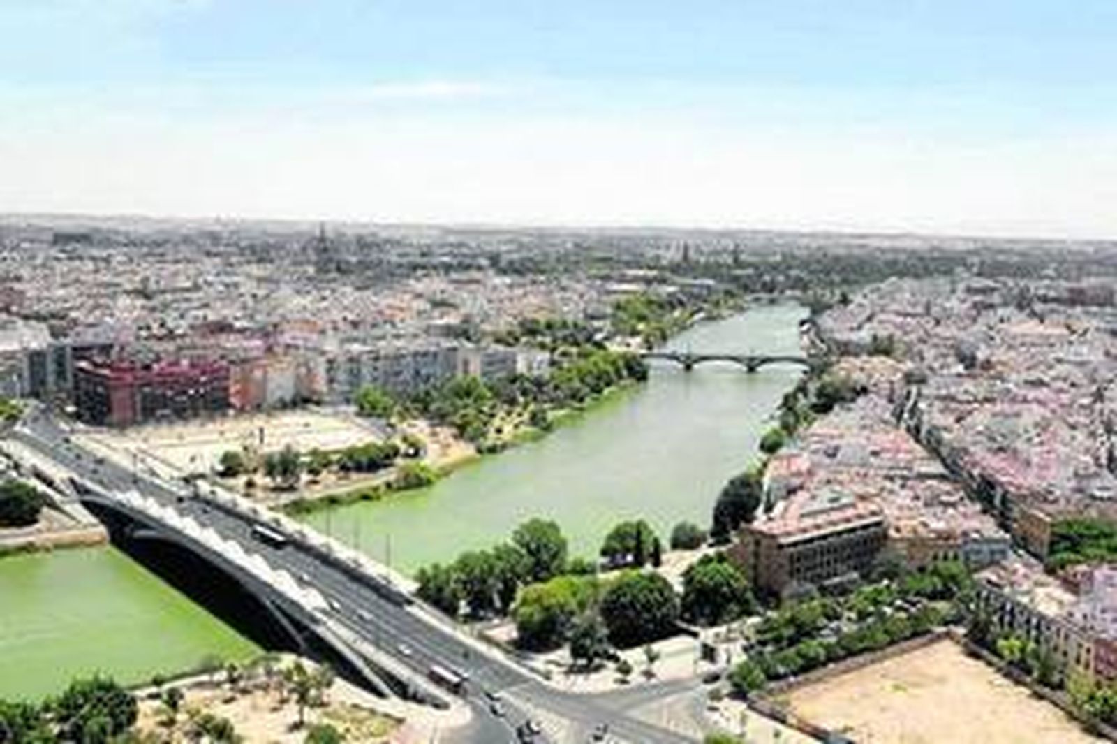 Una vista general de la capital con la dársena del río.