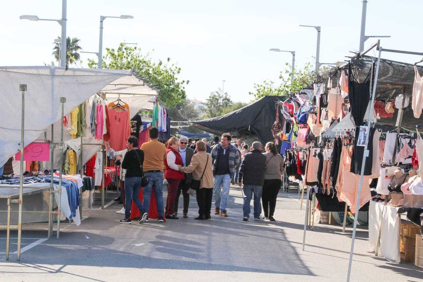 Imagen de archivo del mercadillo de los martes junto al Puente Azul.
