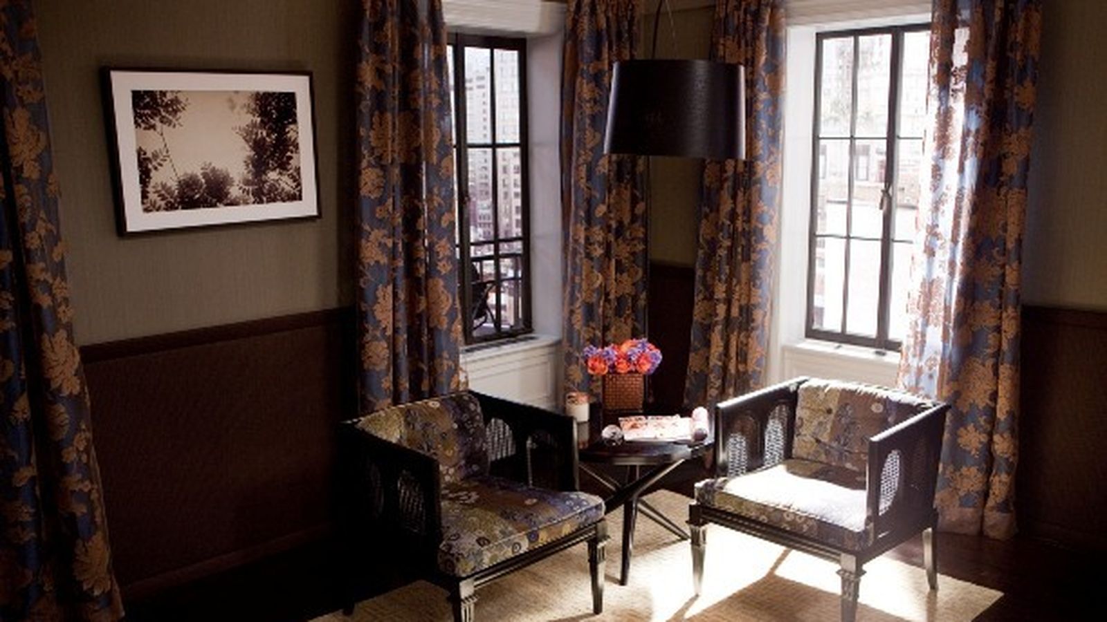 Sala de estar del apartamento, recreado en un plató.