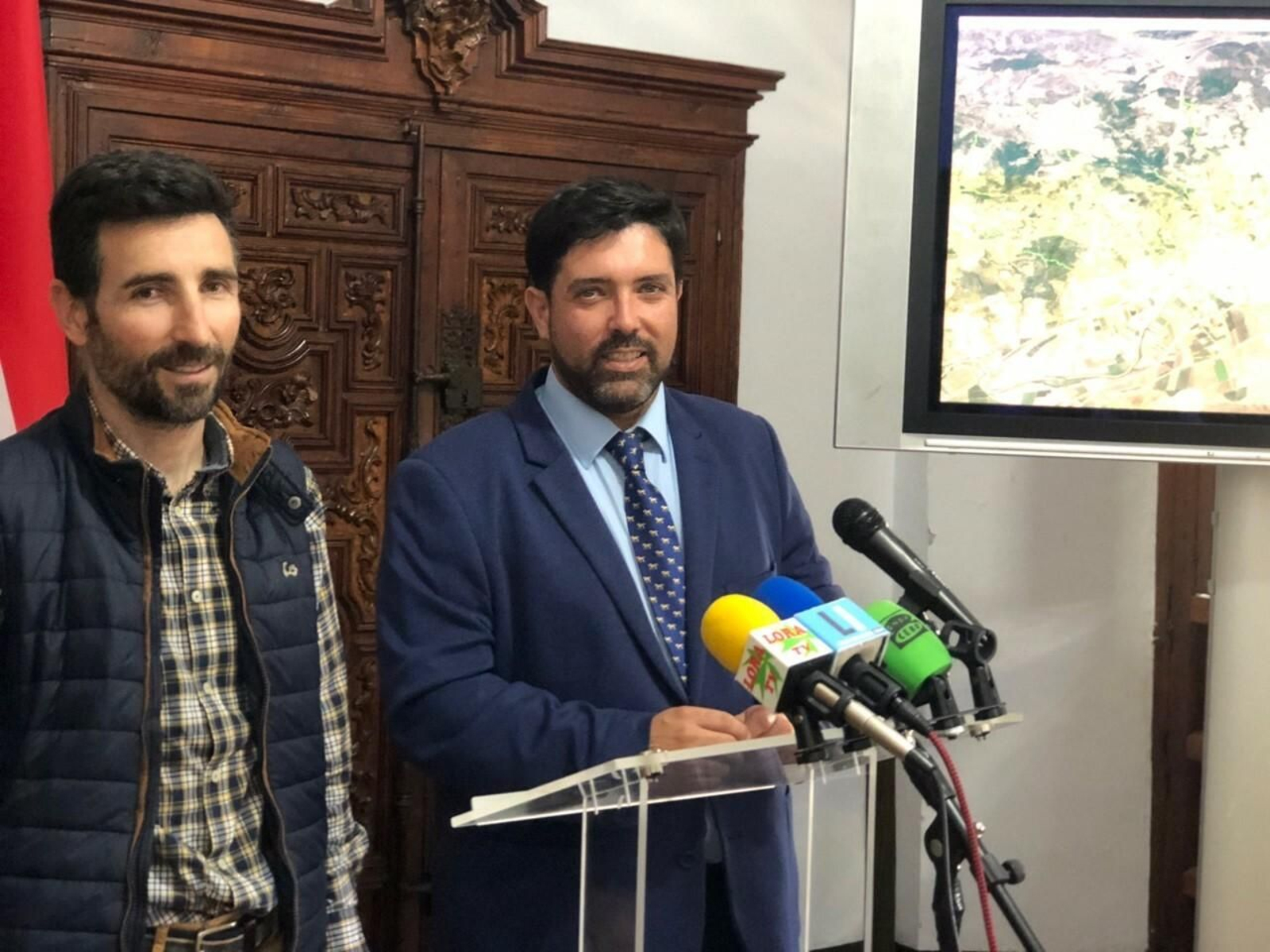 El alcalde, Antonio Enamorado, y el ingeniero Gerardo Luque, en la presentación del inventario de caminos rurales de Lora del Río.