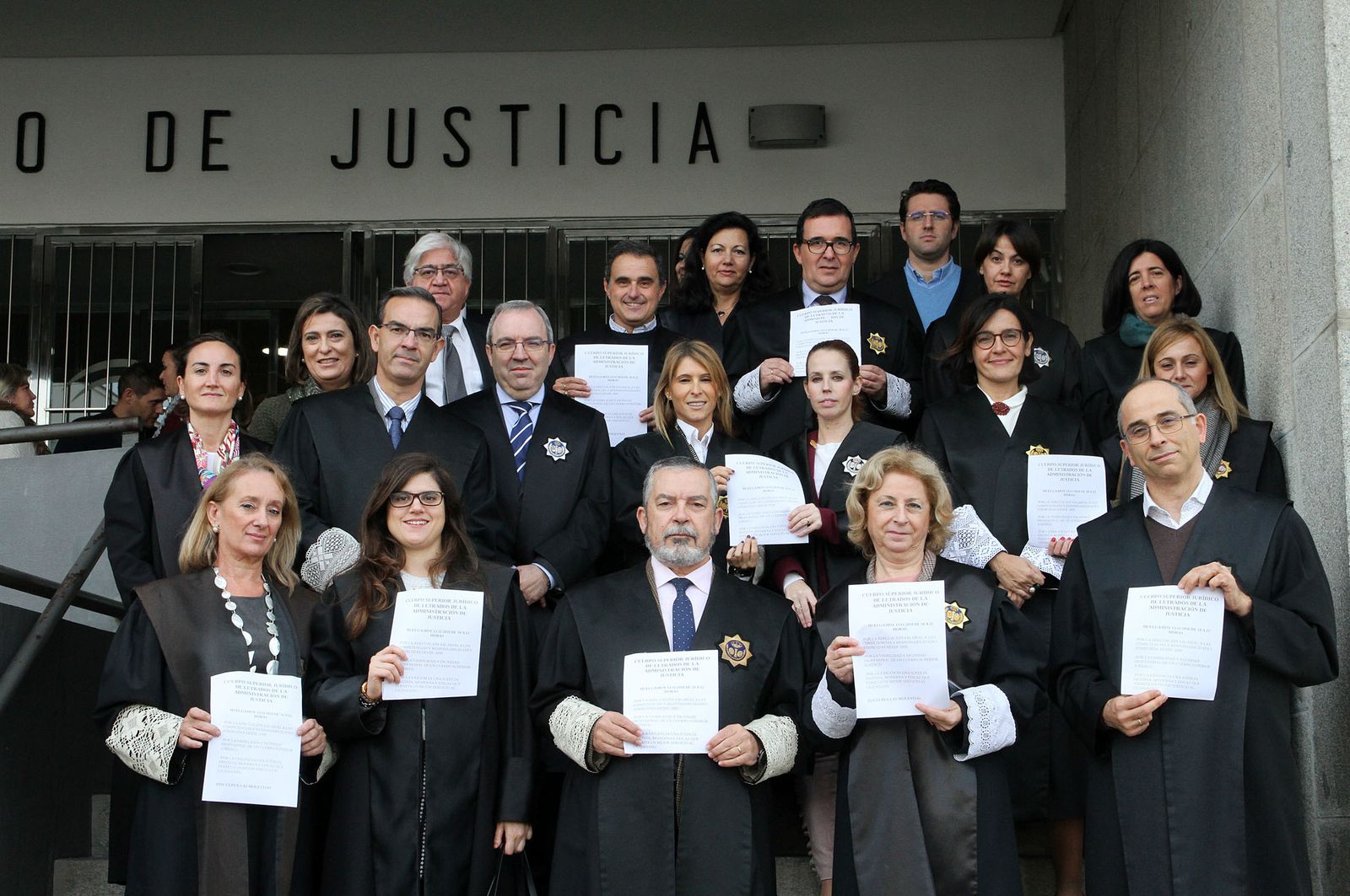 Letrados de la Administración de Justicia de la capital, concentrados en la mañana de ayer.