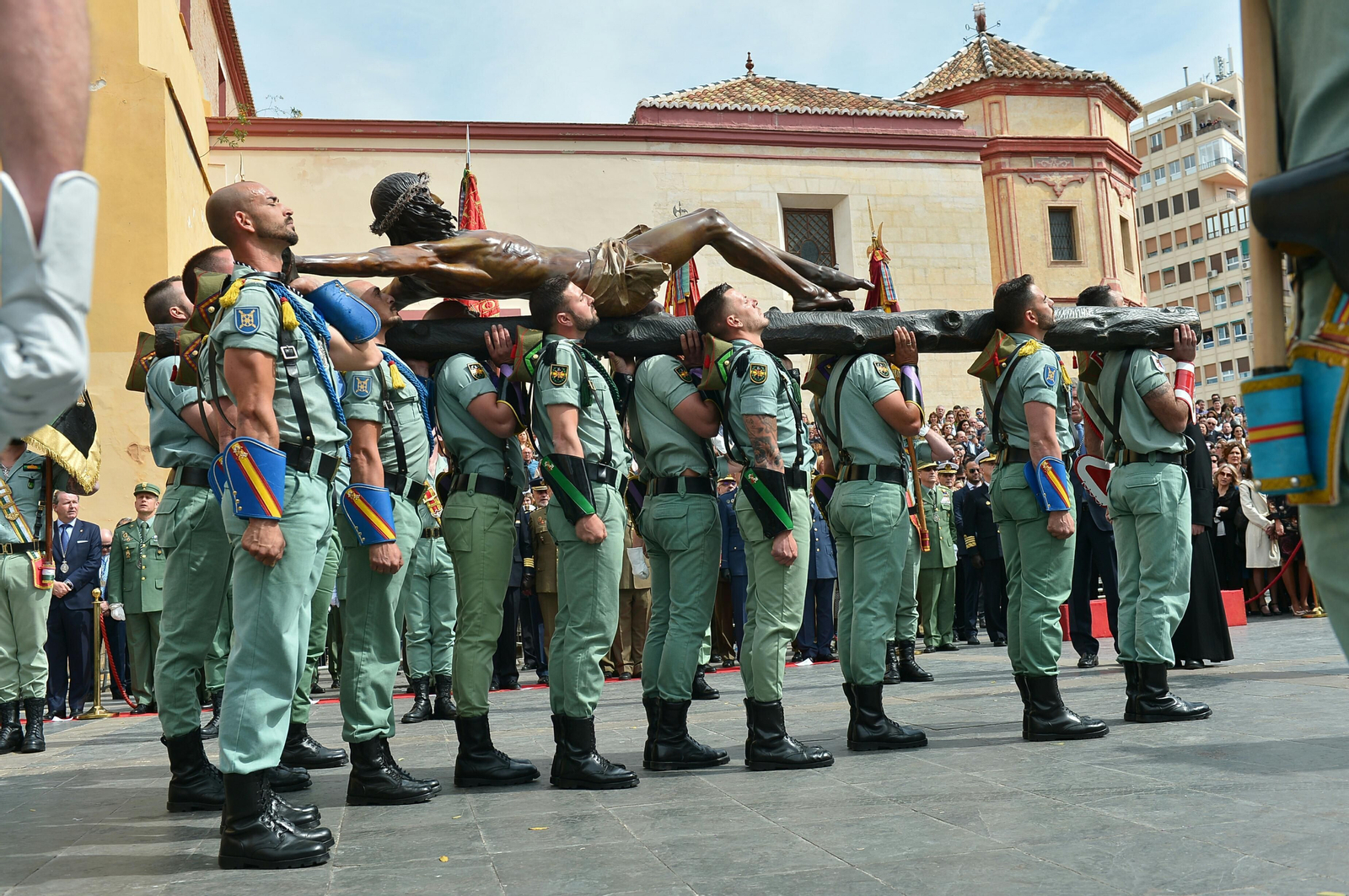 El desembarco de la Legión y el traslado del Cristo de Mena