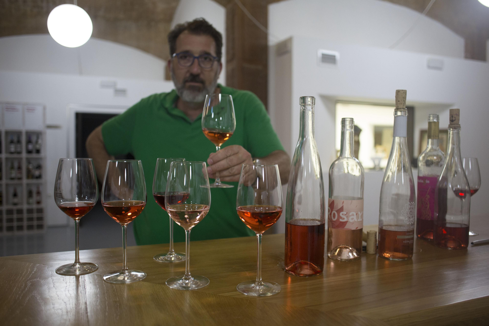 Antonio Martínez muestra parte de los rosados existentes en Ronda