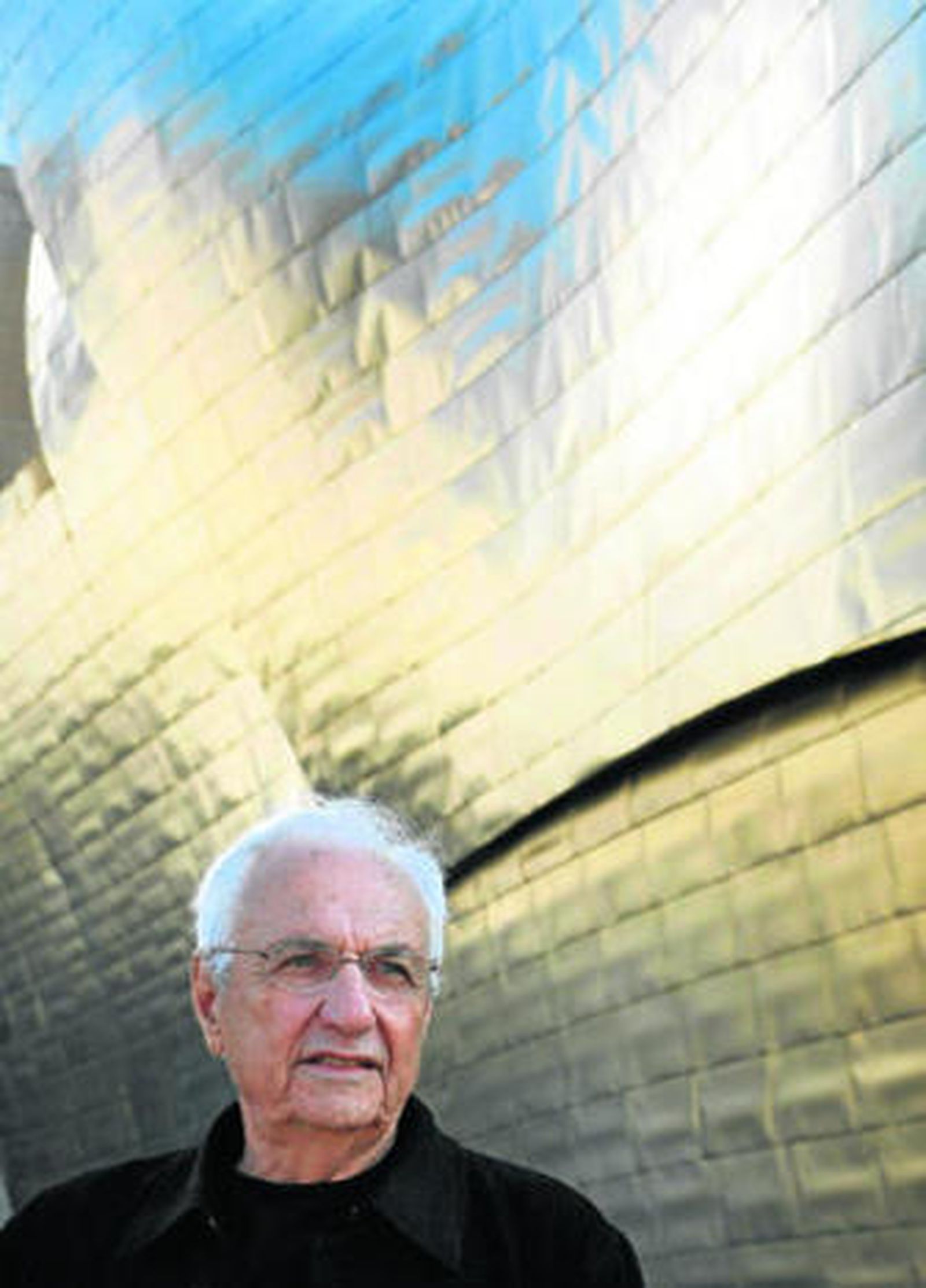 El arquitecto norteamericano Frank Gehry, fotografiado ante el Guggenheim de Bilbao en el año 2007.