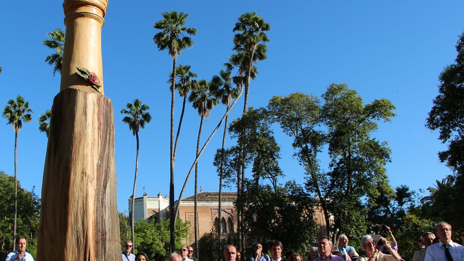 El tronco de ciprés centenario está junto al Monte Gurugú. Detrás las autoridades que acudieron a la inauguración de la escultura.