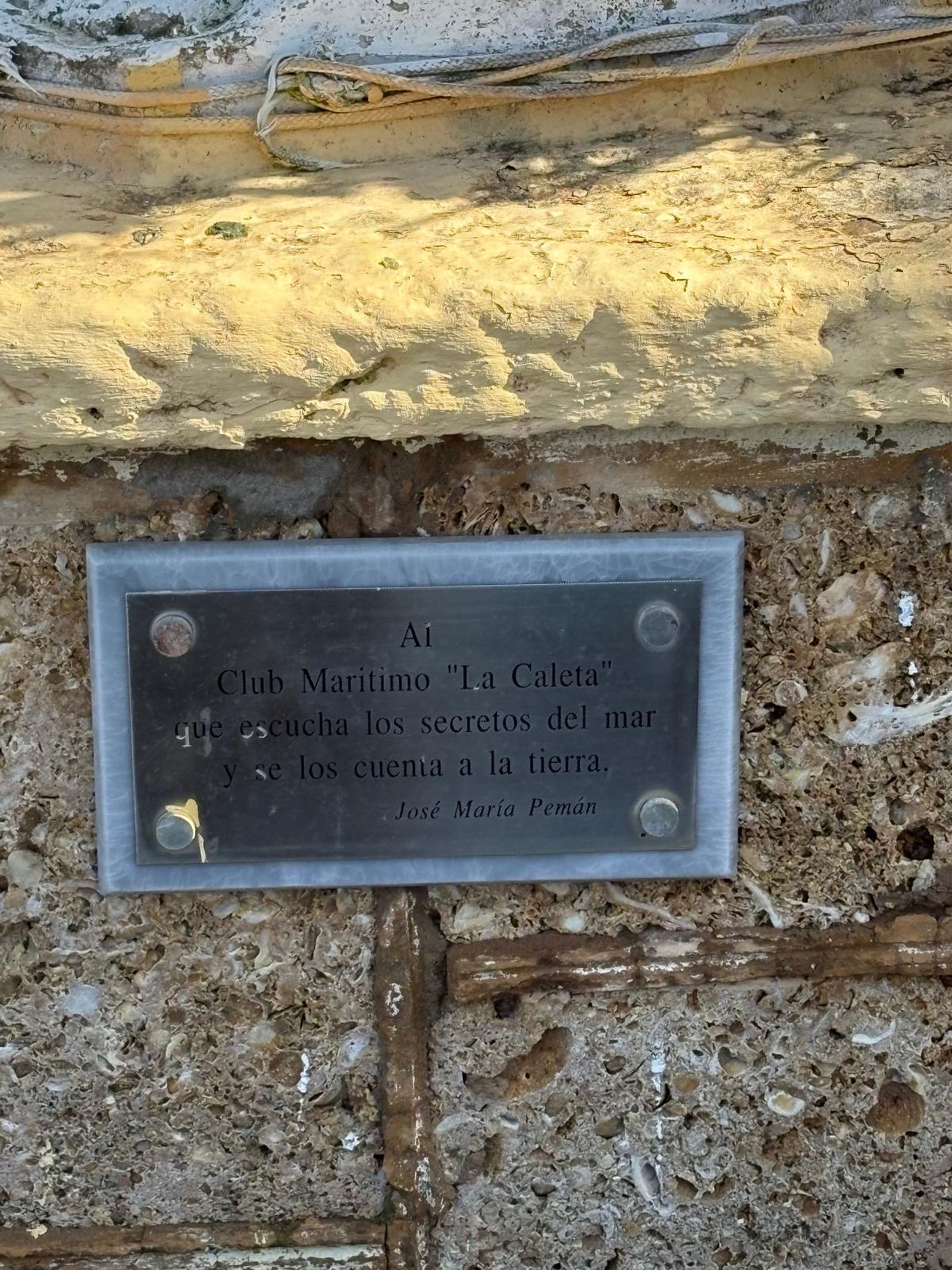 Placa de Pemán que se salvó de la quema