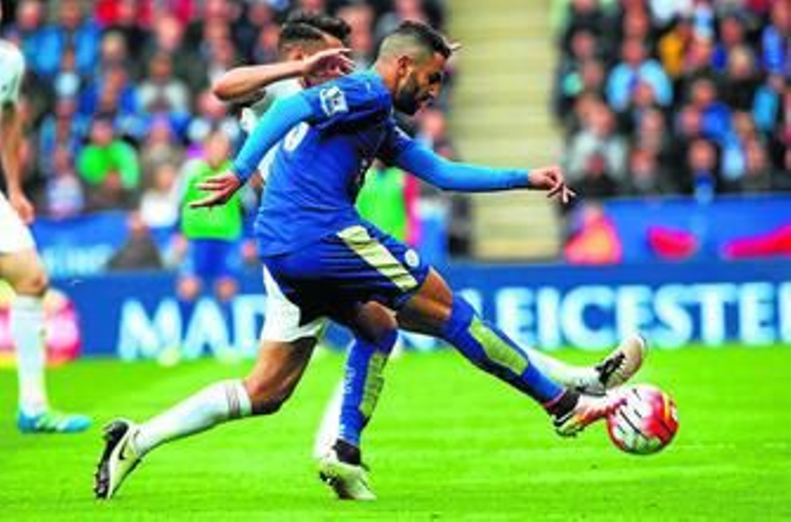 El jugador del Leicester Mharez golpea con la derecha a puerta en una acción del partido.