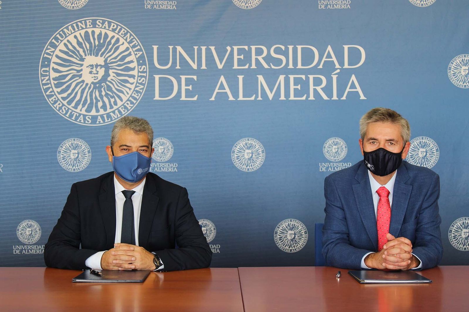 El rector de la Universidad de Almería, Carmelo Rodríguez, y Jesús García Puertas, patrono de Fundación.
