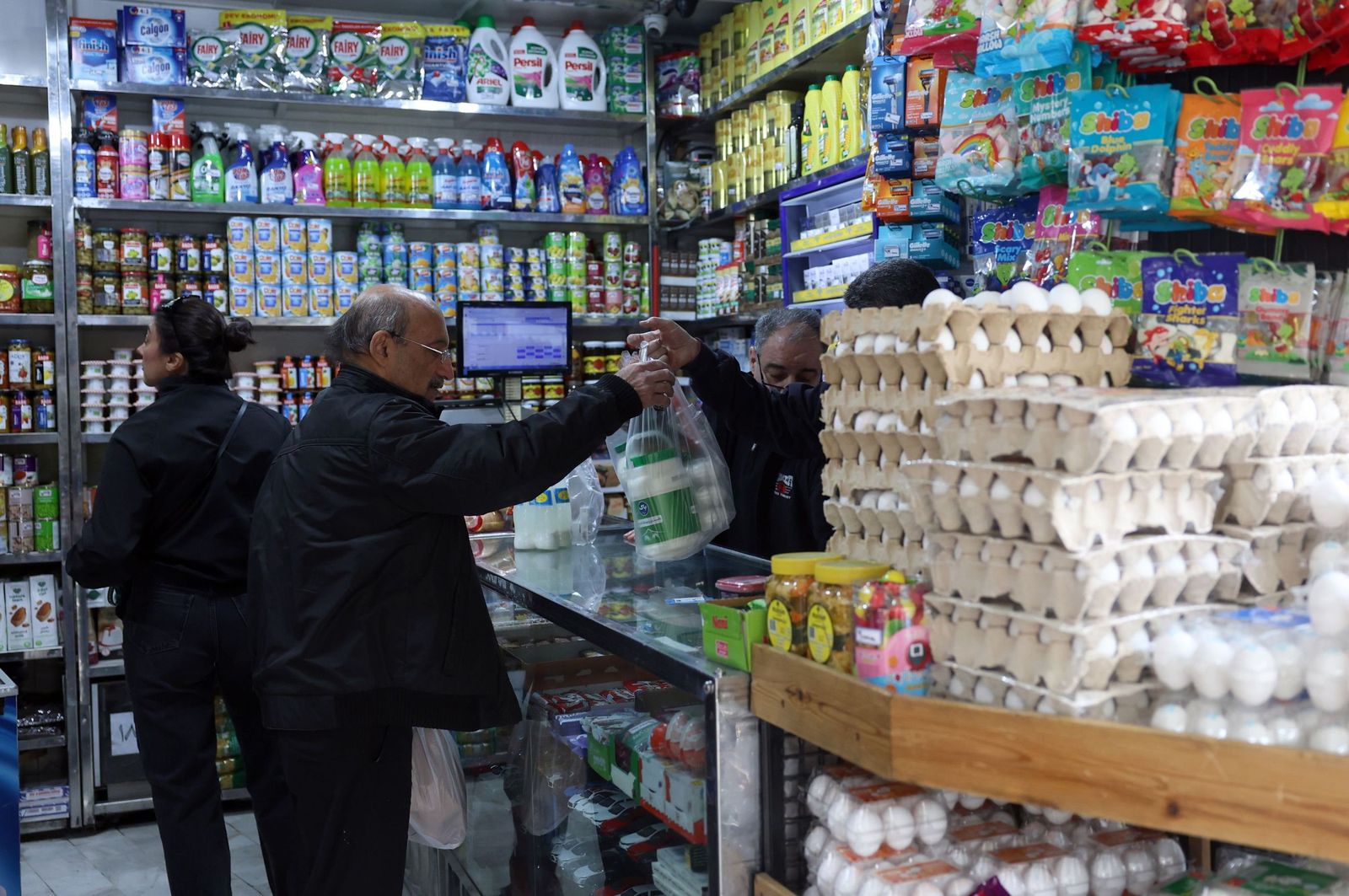 La vida sigue entre los habitantes de Teherán: compras, trabajos, pasear al perro...