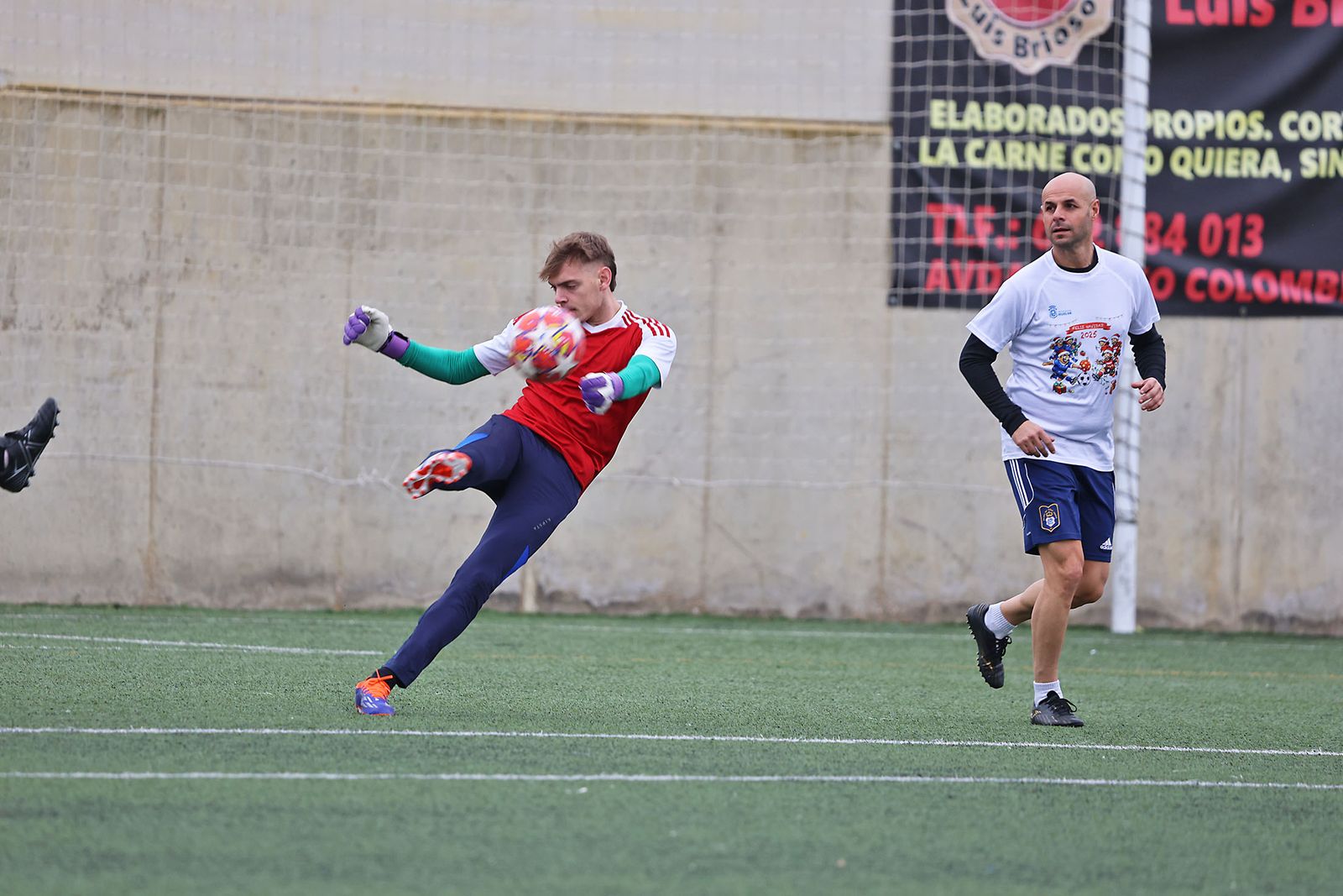 Periodistas y políticos disputan su tradicional partido navideño de fútbol