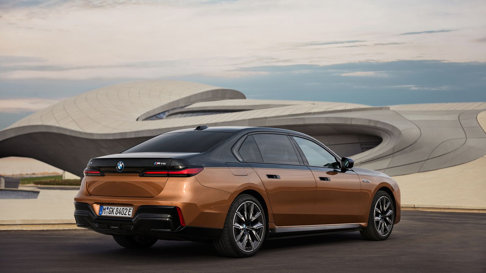 Entre los rivales de los i7 están modelos como el Tesla Model S o el Mercedes-Benz EQS. Exceptuando algunas versiones del Porsche Taycan, es uno de los eléctricos más costosos a la venta en España.