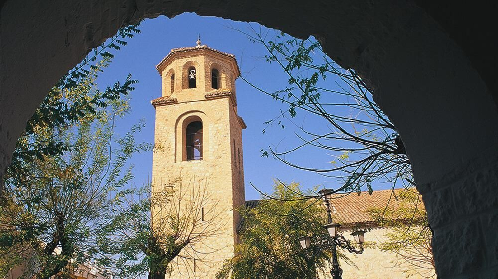 Vista de la torre de la iglesia de la Magdalena de Jaén, uno de los templos más antiguos de la ciudad y ligado a la legendaria historia del Lagarto.