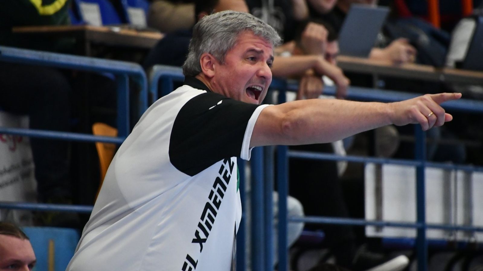 Paco Bustos, entrenador del Ángel Ximénez de Puente Genil.