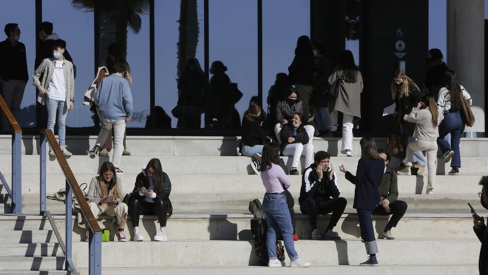 Los estudiantes de la Universidad Loyola en las escaleras del patio.